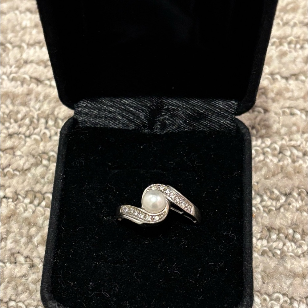 925 sterling silver ring with faux pearl and cubic zirconia, size 7.5